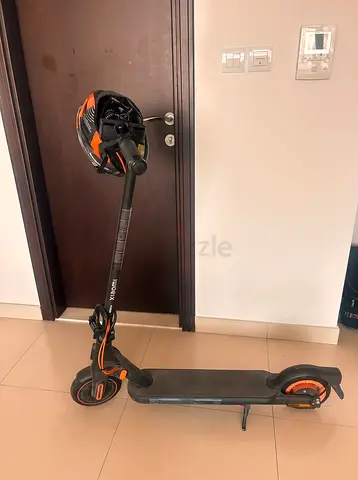 Electric Scooter Xiaomi with Helmet, padlock and charger - Good Working Condition