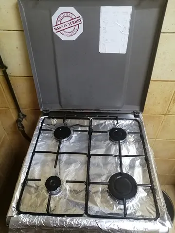 Used 4-Burner Gas Stove with Lid - Working Condition