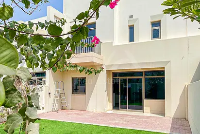 UNFURNISHED | LANDSCAPED | AVAILABLE NOW