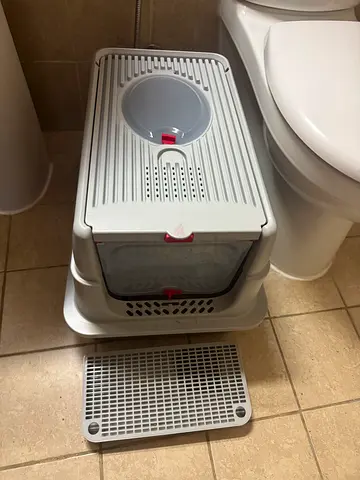 Top-entry covered cat litter box with scoop and mat - good condition