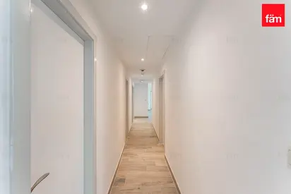 Upgraded vacant unit with Maids close to Tram