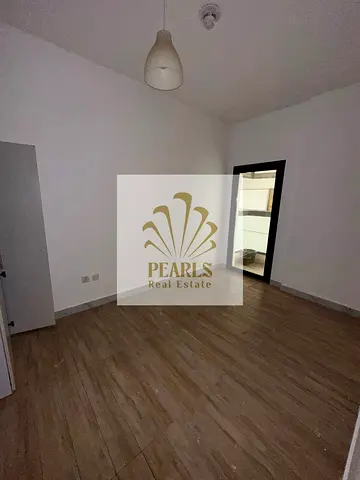 يتميز العقار بتوفير العديد من الخدمات والمرافق ويعد خيارًا مناسبًا للراغبين في السكن المريح يضم الاستديو مساحة ممتازة جدًا جيم ومسبح بلكونة غاز مركزي
