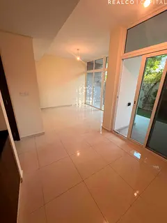 BEAUTIFULL CORNER 3 BEDROOM SINGLE ROW FOR RENT
