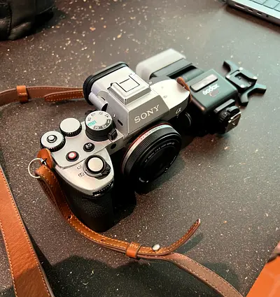 Sony A7 V Camera Kit (lens-flash)