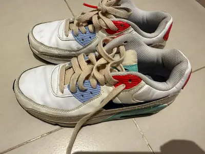 White sneakers, inside label shows size US 3.5Y - 35,5 pre-owned