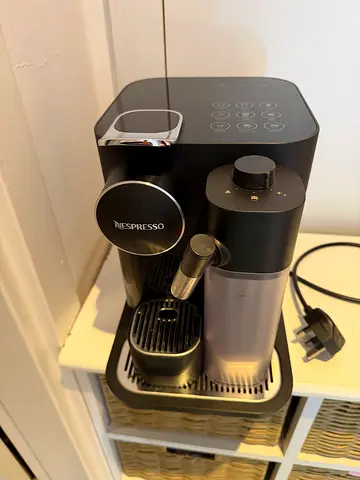 Nespresso Capsule Coffee Machine with Milk Frother - Great Condition, almost new