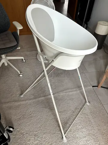 Shnuggle White Baby Bath Tub with Foldable Stand - Good Condition