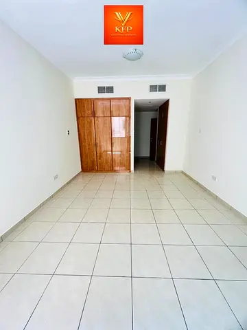1 BHK AVAILABLE BIG SIZE PRIME L0CATI0N NICE VIEW READY T0 M0VE WITH BALC0NY FOR FAMILY SHARING