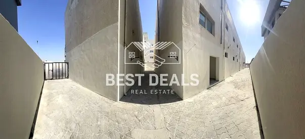 سكن موظفات معتمد من وزارة الموارد البشرية والتوطين يتكون من 21 غرفة | مجمع مغلق وشامل لجميع الخدمات | بالقرب من دبي