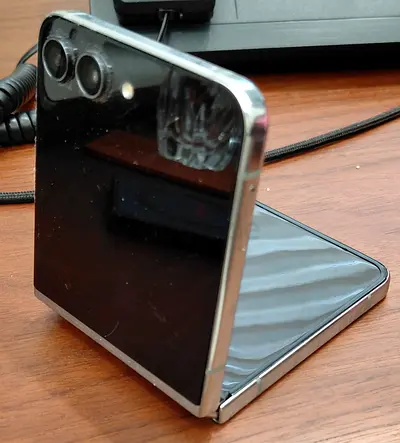 To Sale : Samsung Galaxy Z Flip 5 512 GB, 8 GB RAM