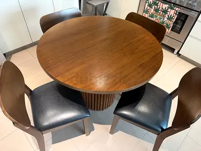 Table with 4 chairs