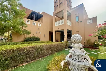 Upgraded | Landscaped | Vastu | 5 Bed