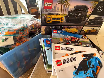 Assorted lego pieces