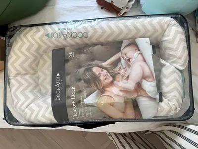 DockATot Deluxe+ Baby Lounger (0-8 months) — Light Chevron, great Condition