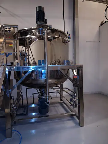Homogeneous liquid mixer and product tanks
