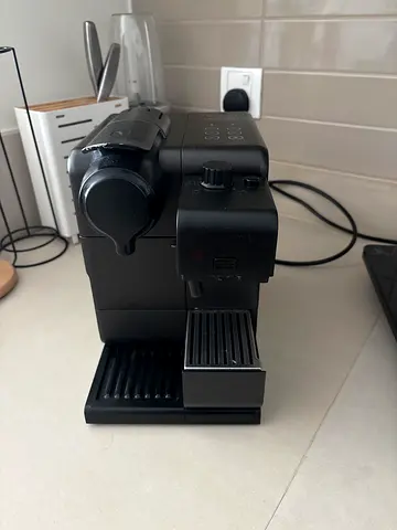 Compact capsule espresso machine with milk frother - used, good condition