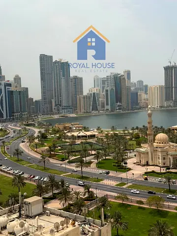 للبيع شقة مميزة  تتمتع بموقع استراتيجي وإطلالة مفتوحة على حديقة المجاز وكورنيش المجاز، لتوفر أجواءً سكنية هادئة وموقعًا حيويًا في قلب الشارقة.