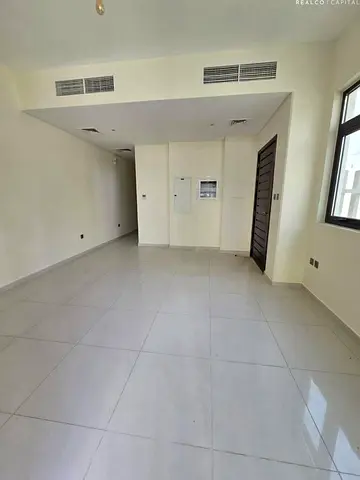 Corner Layout Single Row Unit For Rent Vacant