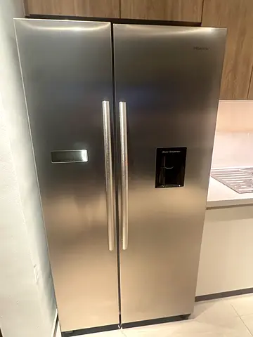 Hisense American Style Side-by-Side Fridge Freezer – AED 1,000