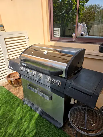 Large Australian gas BBQ grill with side burner - Gas cylinder included
