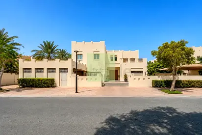 Renovated 5BR Hattan L1 | Lake View | Infinity Pool