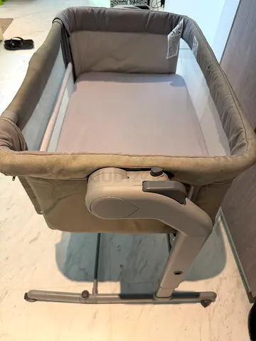 Chicco next2me baby bedside bassinet / cradle cot 0-6 months