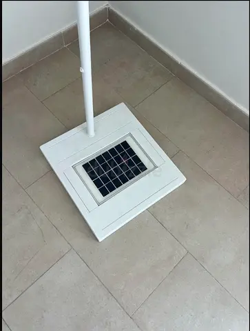 Beautiful Solar Lamp. Modern white in excellent condition