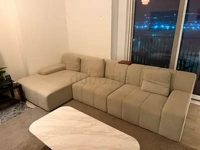 Light beige couch. L-shaped fabric sectional sofa – spacious 4-seater with chaise
