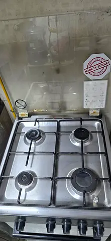 Black freestanding kitchen oven with gas burners - good working condition