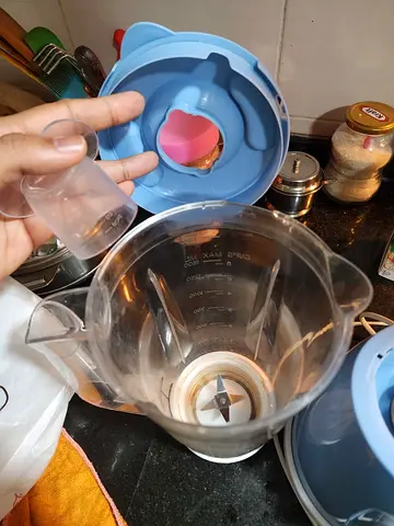 Used Electric Blender with Measuring Jug and Lid