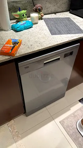 Used freestanding dishwasher in good condition