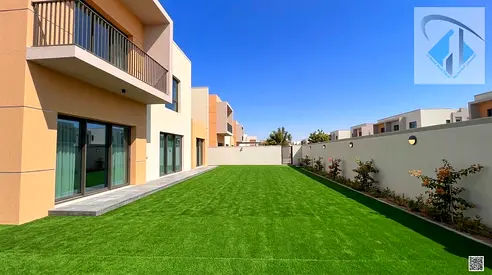 فيلا في مجمع مع مسبح وجيم وملعب كوره مع حديقه