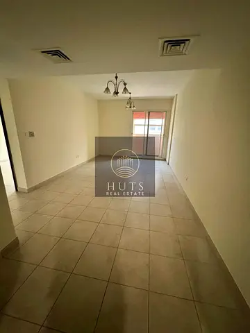 شقة غير مفروشة بغرفتي نوم | تصميم واسع | فاخر