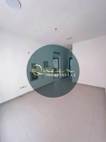 Large space / Prime and vibrant location / Close to services and amenities
