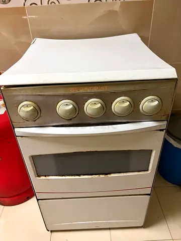 4 burner stove in cooking range with cylinder