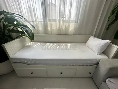 White Daybed with Three Storage Drawers