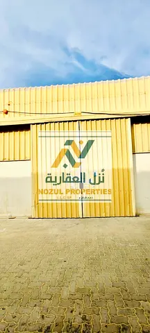 مستودع متاح للإيجار , مناسب للتخزين، التجارة، والأنشطة الصناعية. يحتوي على دورة مياه ومنطقة مخصصة للتحميل والتنزيل مع سهولة دخول الشاحنات.