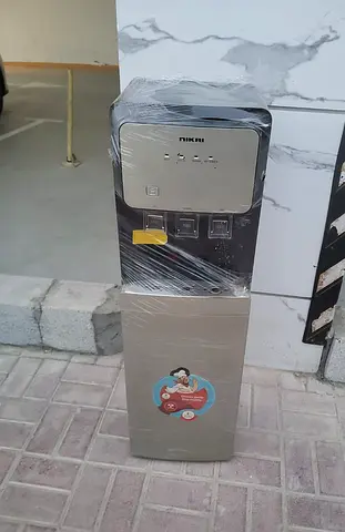 Bottom load water dispenser
