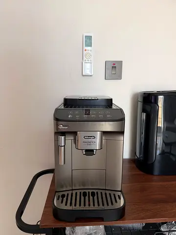 ☕ للبيع ماكينة قهوة De’Longhi Magnifica Evo

للبيع De’Longhi Magnifica Evo أوتوماتيك بالكامل، لون تي