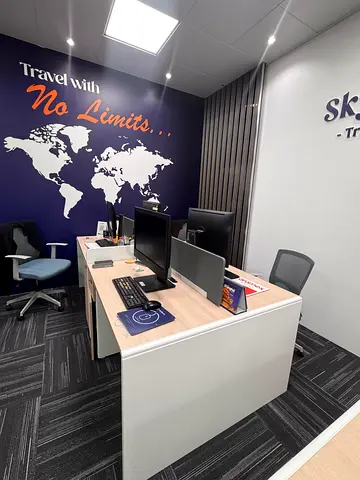 Face-to-face twin office desks