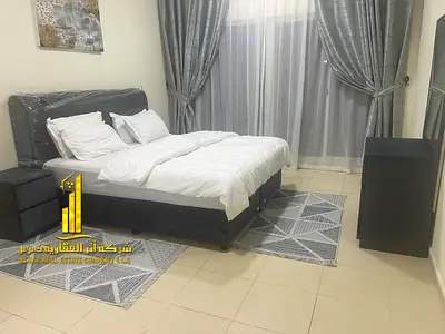 للإيجار الشهري بعجمان – شقه غرفه وصاله مع بلكونه بأطلاله مفتوحه مفروشه بالكامل فرش راقي بمطبخ مجهز بالكامل بأحدث الأجهزه وحديقه وباركينج خاص مجانا