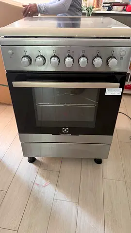 Electrolux freestanding electric cooker with oven and 4-burner hob - good condition