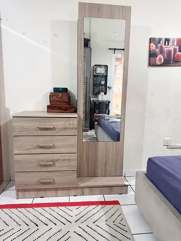 Dressing table/vanity table