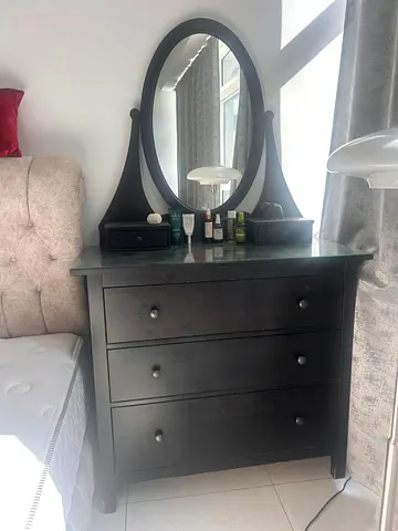 Dresser with mirror - Excellent Condition