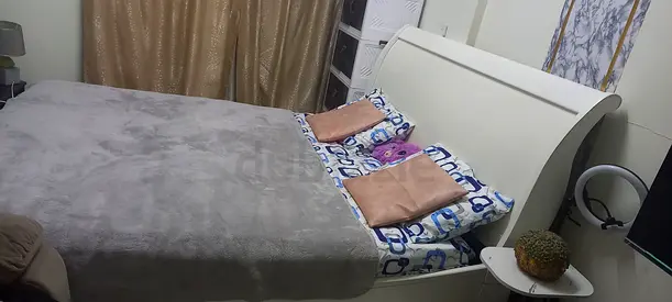 King size bed in good condition for sale with mattress, 300AED only, in Dubai