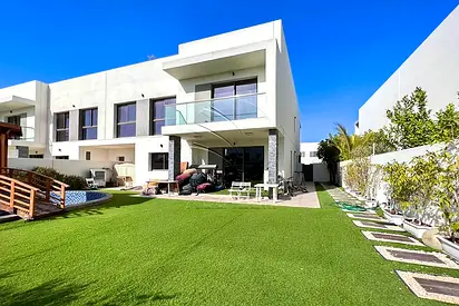 4Y Landscaped + Water Feature+ Gazebo | Single Row