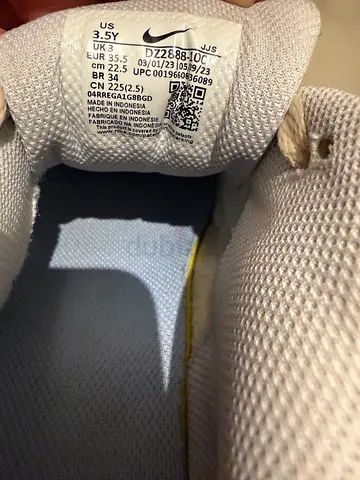 White sneakers, inside label shows size US 3.5Y - 35,5 pre-owned