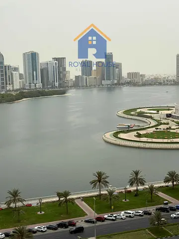للبيع شقة مميزة بمساحة كبيرة جدًا، تجمع بين التصميم العصري والإطلالة المفتوحة على بحيرة خالد، مع مساحات رحبة وتشطيبات تمنحك تجربة سكن تجمع بين الراحة