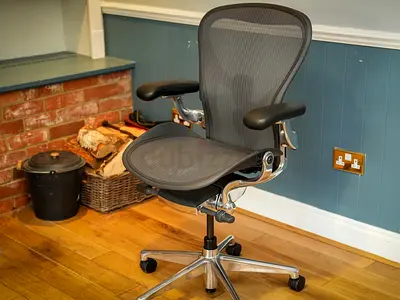 Herman Miller Aeron Remastered Chair - Graphite Frame / Aluminum Base - Size C