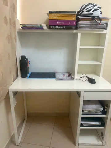 مكتب من ايكيا مع ارفف
